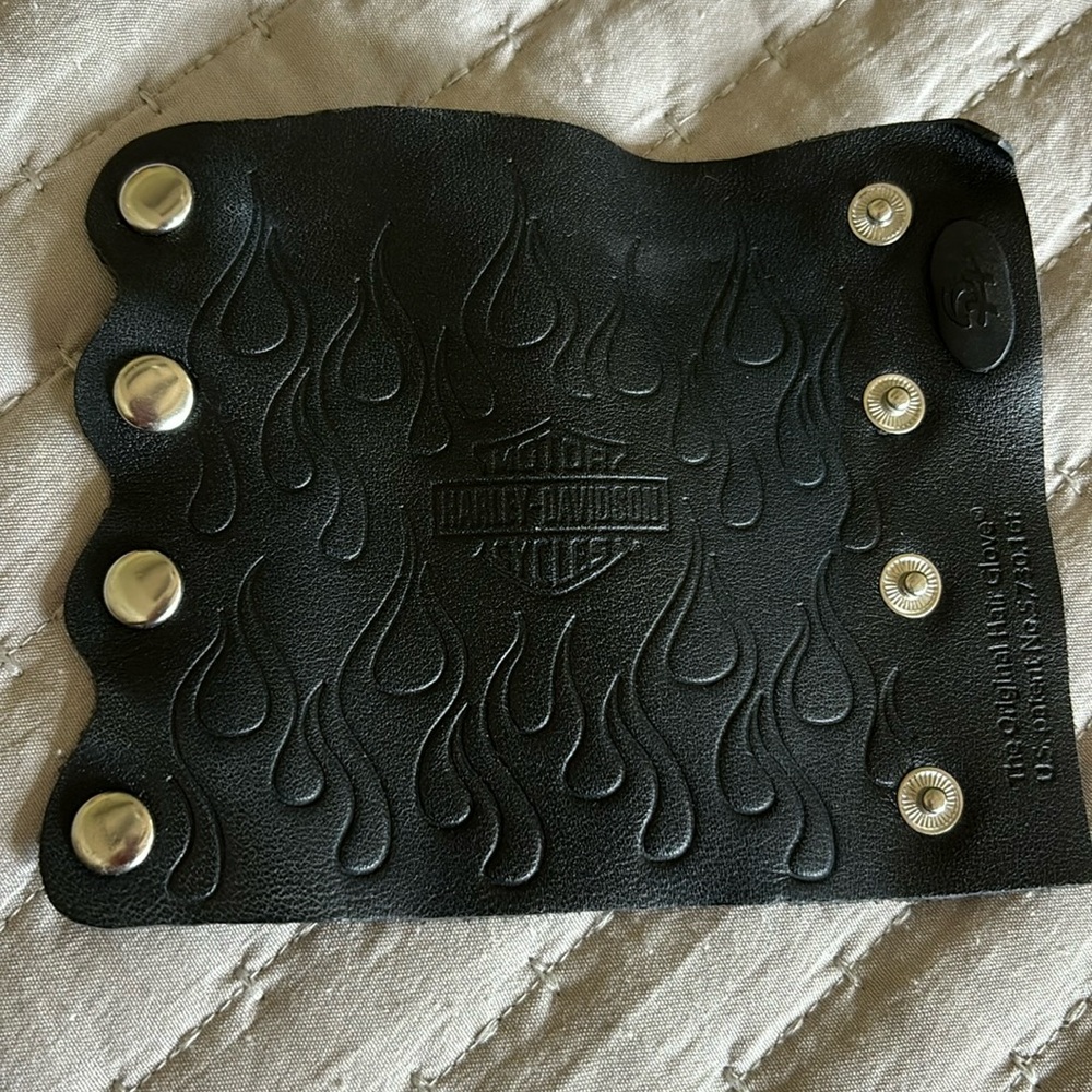 Harley Davidson women’s black leather hair glove.